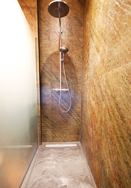 Douche avec receveur ardoise massive et parois en Flexi-Pierre Douche avec receveur ardoise massive et parois en Flexi-Pierre.