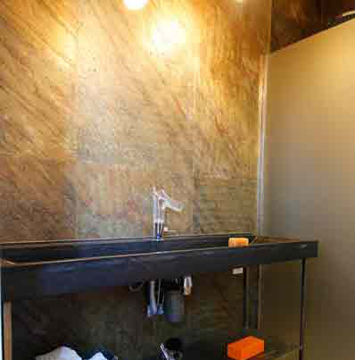 Salle de bain, mur habillé de Flexi-Pierre référence Vert Europa. salle de bain, mur habillé de Flexi-Pierre référence Vert Europa.